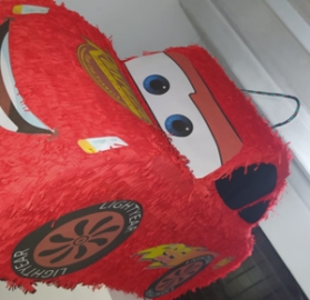 Piñata para niños sobre el personaje de rayo McQueen  de la película cars